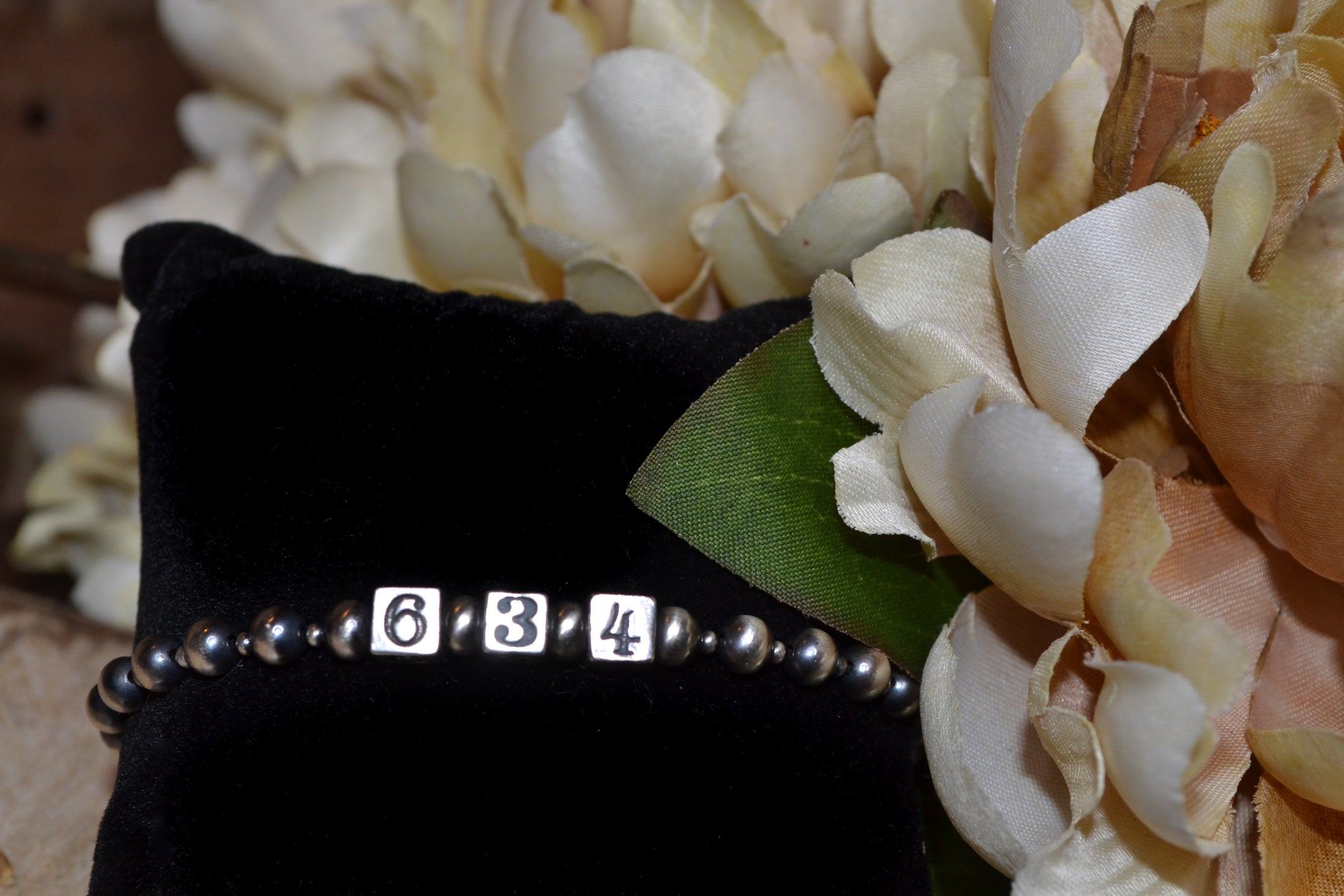 SCRIPUR356 Custom Verse Stretchy Navajo Pearl Bracelet with Sterling Silver Numbers